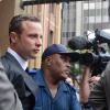 Oscar Pistorius escorté par la police à la sortie du tribunal de Pretoria, le 3 mars 2014