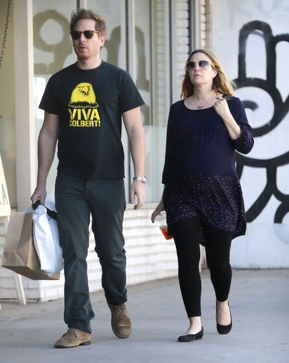 Exclusif - Drew Barrymore enceinte et son mari Will Kopelman vont faire du shopping à West Hollywood, le 9 mars 2014.