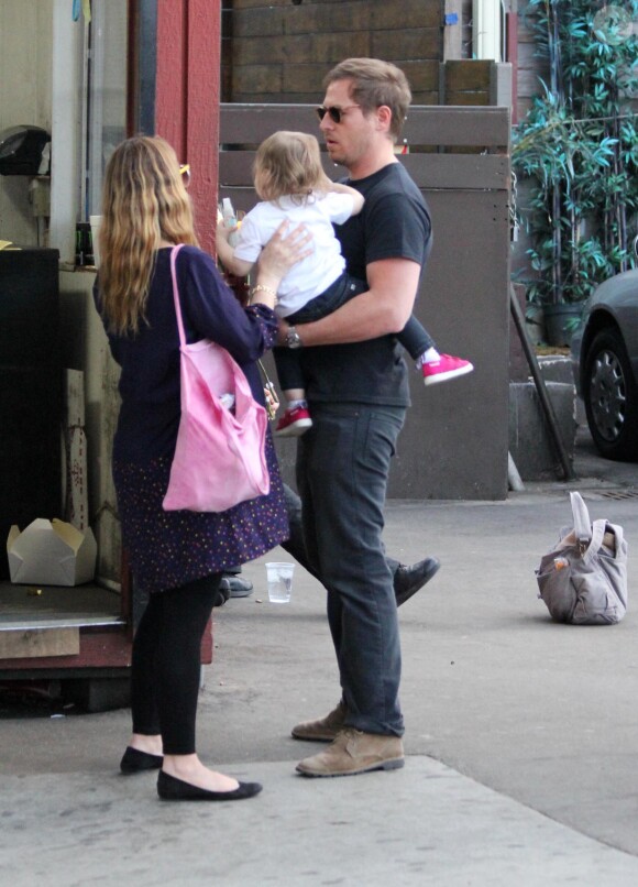 Drew Barrymore et son mari Will Kopelman se baladent avec leur fille Olive à Beverly Hills, Los Angeles, le 9 mars 2014.