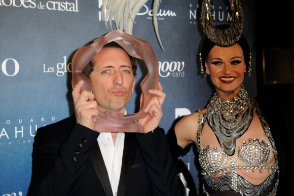 Gad Elmaleh récompensé aux Globes de Cristal 2014 au Lido à Paris le 10 mars 2014.
