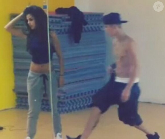 Justin Bieber et la jolie Selena Gomez dansent sur une musique de John Legend. Mars 2014.