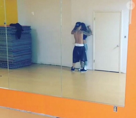 Justin Bieber et Selena Gomez dansent sur une musique du chanteur John Legend. Mars 2014.