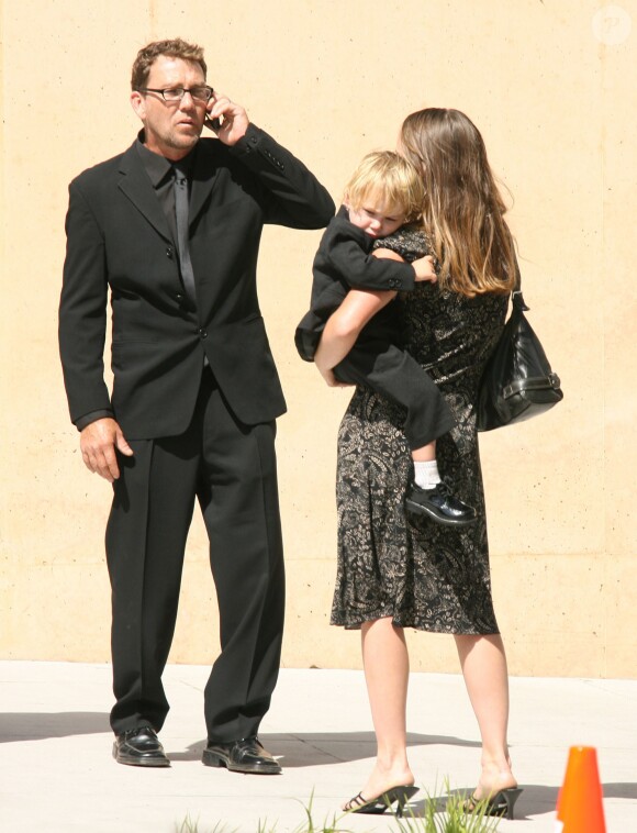 Griffin O'Neal avec sa femme et un de ses enfants lors des funérailles de Farrah Fawcett à Los Angeles le 30 juin 2009