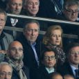 Gérard Houllier et sa femme lors du match entre le Paris Saint-Germain et le Bayer Leverkusen, huitième de finale retour de la Ligue des Champions au Parc des Princes à Paris le 12 mars 2014