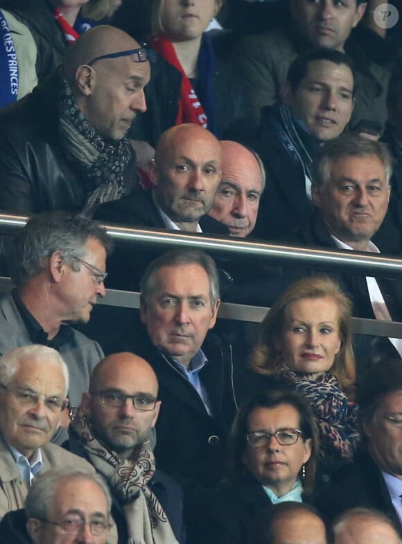 Pascal Boniface, Fabien Barthez, Gérard Houllier et sa femme lors du match entre le Paris Saint-Germain et le Bayer Leverkusen, huitième de finale retour de la Ligue des Champions au Parc des Princes à Paris le 12 mars 2014