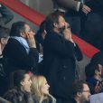 Richard Anconina et Laurent Delahousse lors du match entre le Paris Saint-Germain et le Bayer Leverkusen, huitième de finale retour de la Ligue des Champions au Parc des Princes à Paris le 12 mars 2014