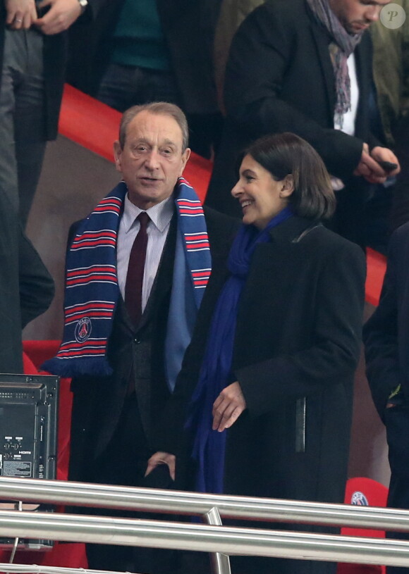 Bertrand Delanoë et Anne Hidalgo lors du match entre le Paris Saint-Germain et le Bayer Leverkusen, huitième de finale retour de la Ligue des Champions au Parc des Princes à Paris le 12 mars 2014