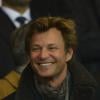 Laurent Delahousse lors du match entre le Paris Saint-Germain et le Bayer Leverkusen, huitième de finale retour de la Ligue des Champions au Parc des Princes à Paris le 12 mars 2014