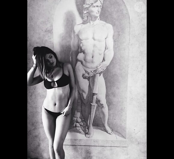 Kylie Jenner, 16 ans, exhibe son corps dans un bikini noir sexy à Miami. Mars 2014