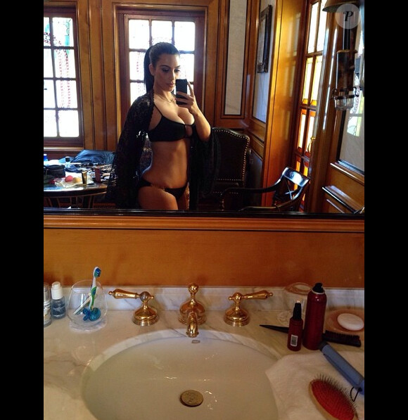 Kim Kardashian exhibe son corps dans un bikini noir sexy à Miami. Mars 2014