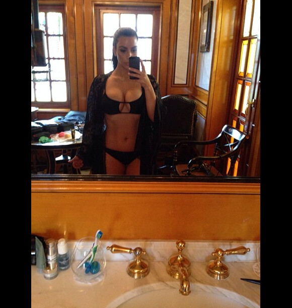 Kim Kardashian exhibe son corps dans un bikini noir sexy à Miami. Un maillot puiqué à sa petite soeur Kylie. Mars 2014