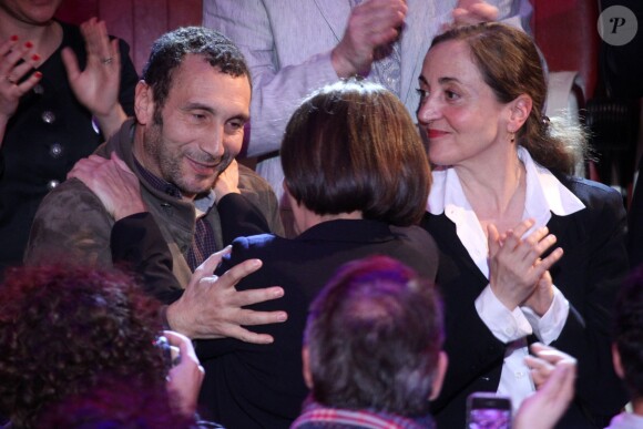Zinedine Soualem, Dominique Blanc et Anne Hidalgo lors de son dernier grand meeting de campagne au Cirque d'Hiver à Paris, dix jours avant le premier tour des élections municipales, le 13 mars 2014.