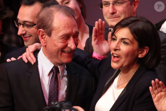 Bertrand Delanoë et Anne Hidalgo lors de son dernier grand meeting de campagne au Cirque d'Hiver à Paris, dix jours avant le premier tour des élections municipales, le 13 mars 2014.