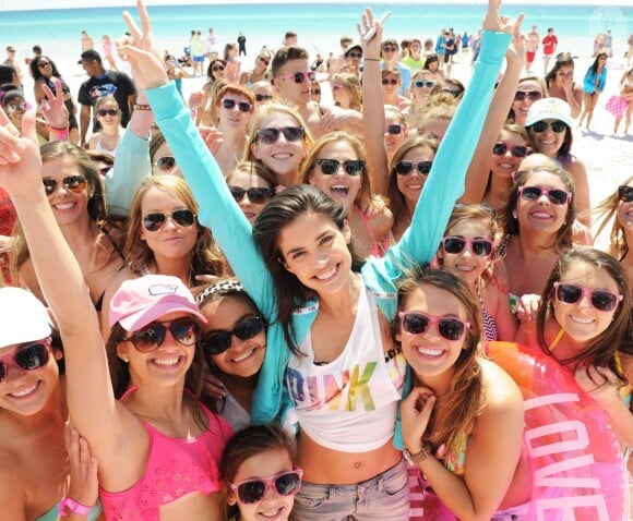 Sara Sampaio, bien entourée lors de la Spring Break Beach Party de Victoria's Secret PINK, sur une plage de Destin en Floride. Le 13 mars 2014.