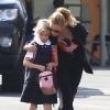 Exclusif - Julia Roberts réconforte sa fille Hazel à Los Angeles le 7 mars 2014.
