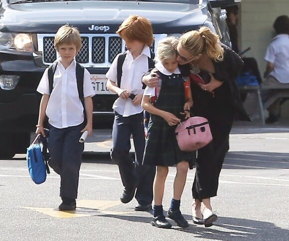 Exclusif - Julia Roberts réconforte sa fille Hazel devant ses deux garçons à Los Angeles le 7 mars 2014.