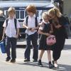 Exclusif - Julia Roberts réconforte sa fille Hazel à Los Angeles le 7 mars 2014.