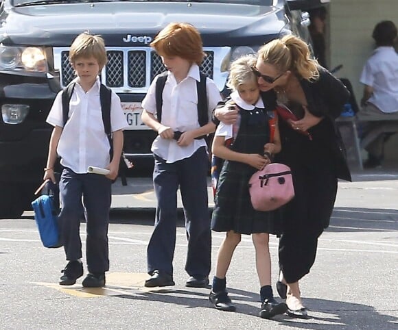 Exclusif - Julia Roberts réconforte sa fille Hazel à Los Angeles le 7 mars 2014.