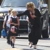 Exclusif - Julia Roberts est allée chercher ses trois enfants Phinnaeus, Henry et Hazel à l'école, Los Angeles le 7 mars 2014.