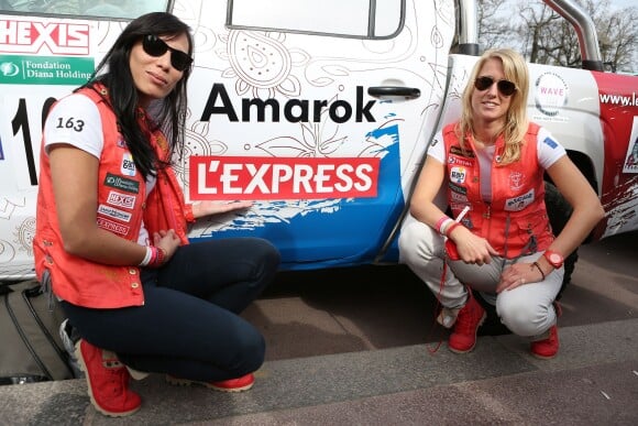 Blandine d'Astorg et Anne-Sophie Le Hoang (voiture du journal L'Express) lors du départ de la 24ème édition du Rallye Aïcha des Gazelles du Maroc au Trocadéro à Paris, le 15 mars 2014.