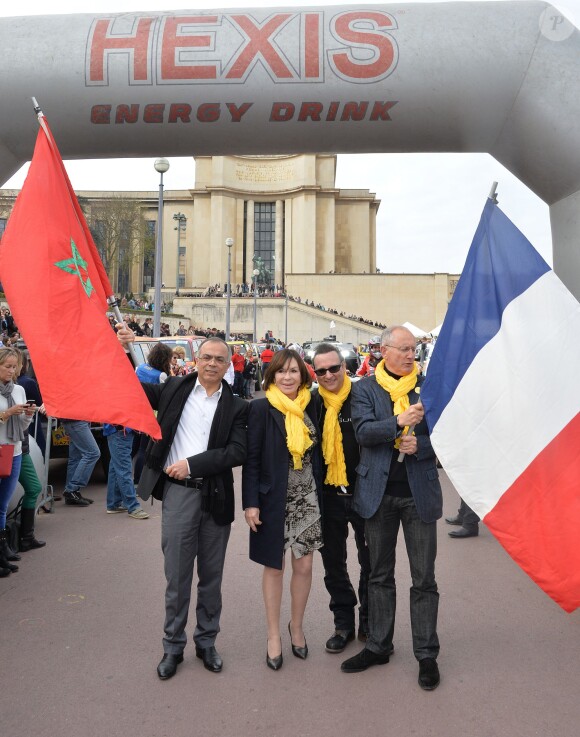 Chakib Ben Moussa (ambassadeur du Maroc en France), Danièle Evenou, Jean-Marc Généreux et Philippe Wahl (président du groupe La Poste) lors du départ de la 24ème édition du Rallye Aïcha des Gazelles du Maroc au Trocadéro à Paris, le 15 mars 2014.