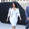 Kim Kardashian splendide dans une robe blanche, fait du shopping  à Beverly Hills le 15 mars 2014.
