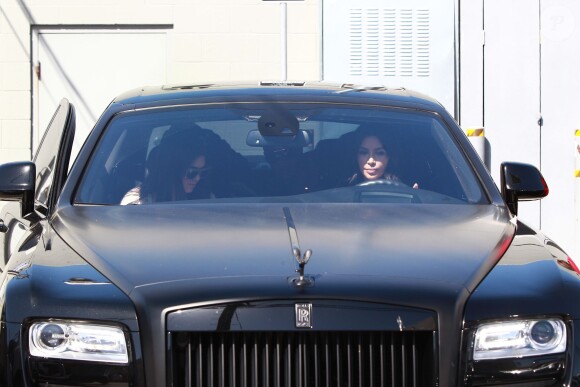 Une virée à deux ! Kim Kardashian et sa soeur Kendall Jenner font du shopping et vont déjeuner à Beverly Hills le 15 mars 2014.
