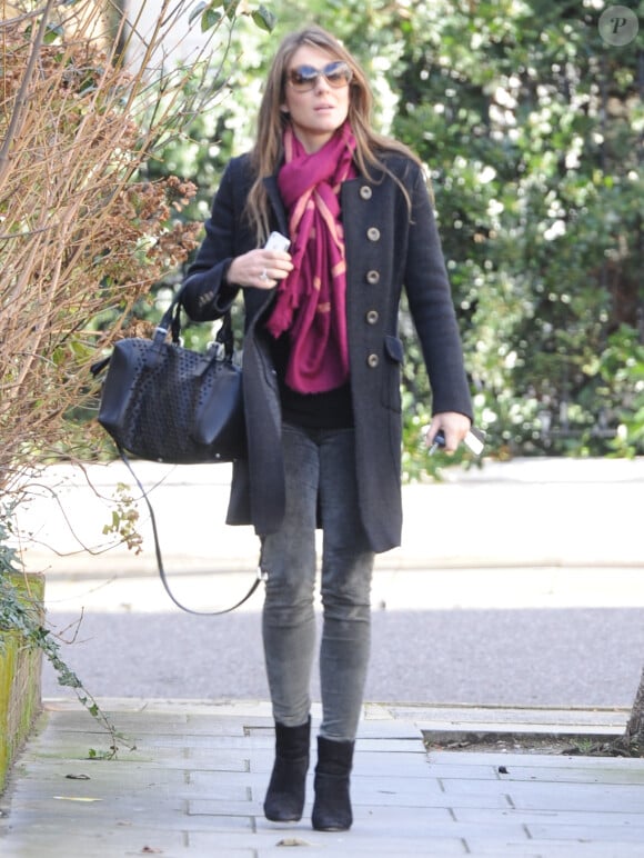 Liz Hurley se promène à Londres, le 7 février 2014.