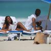 La chanteuse Kelly Rowland se détend avec son fiancé Tim Weatherspoon sur une plage de Miami, le 16 février 2014.