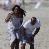 Kelly Rowland, totalement effrayée par une méduse, avec son fiancé Tim Weatherspoon sur une plage de Miami, le 16 février 2014.