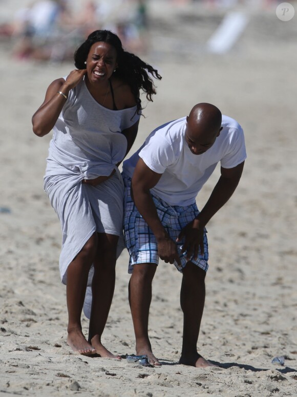 Kelly Rowland, totalement effrayée par une méduse, avec son fiancé Tim Weatherspoon sur une plage de Miami, le 16 février 2014.