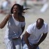 Kelly Rowland, effrayée par une méduse, avec son fiancé Tim Weatherspoon sur une plage de Miami, le 16 février 2014.