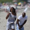 Kelly Rowland, effrayée par une méduse, avec son fiancé Tim Weatherspoon sur une plage de Miami, le 16 février 2014.