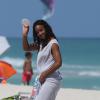 La jolie Kelly Rowland se détend avec son fiancé Tim Weatherspoon sur une plage de Miami, le 16 février 2014.