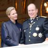 La princesse Charlene et le prince Albert II de Monaco - La famille de Monaco au balcon du palais princier lors de la fête nationale à Monaco. Le 19 novembre 2013