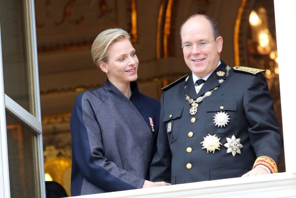 La princesse Charlene et le prince Albert II de Monaco - La famille de Monaco au balcon du palais princier lors de la fête nationale à Monaco. Le 19 novembre 2013