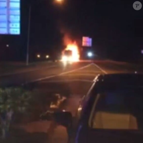 Noah Cyrus a publié des vidéos dans lesquelles on voit le bus de tournée incendié. Le 17 mars 2014.