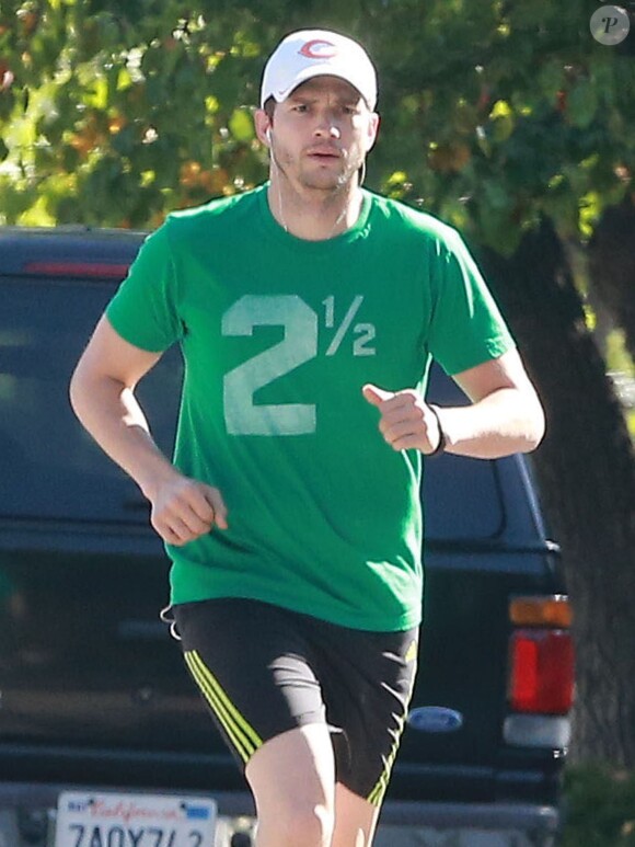 Exclusif - Ashton Kutcher fait du jogging à Hollywood, le 17 mars 2014