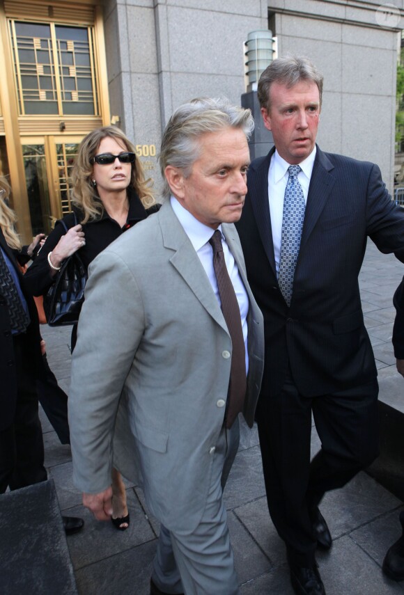Michael Douglas quittant la cour à Manhattan devant son ex-femme Diandra, le 20 avril 2010