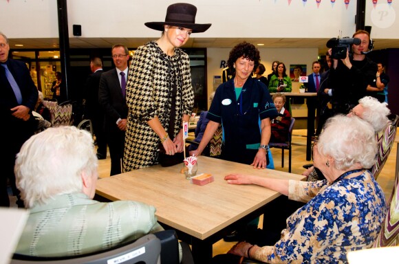 La reine Maxima des Pays-Bas visite une maison de retraite à Etten-Leur le 11 mars 2014 pour lancer la Semaine de la Santé.