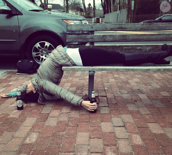 Hilaria Baldwin s'est donné un défi : prendre une pose de yoga tous les jours et ce en toutes circonstances. Ici, le 17 mars 2014.