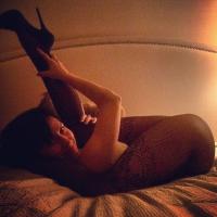 Hilaria Baldwin, pin-up sexy : Affolante en collants résille, en toute intimité