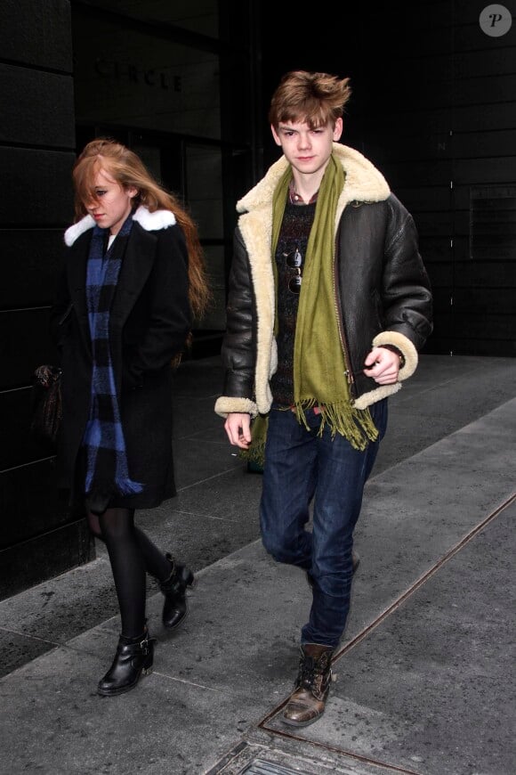 Thomas Sangster avec sa girlfriend à New York le 19 mars 2014.