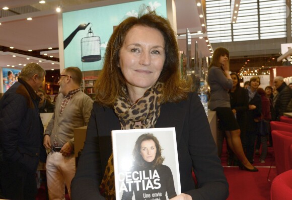 Cécilia Attias dédicace son livre, "Une envie de vérité", à la 34e édition du Salon du livre, Porte de Versailles à Paris le 23 mars 2014.