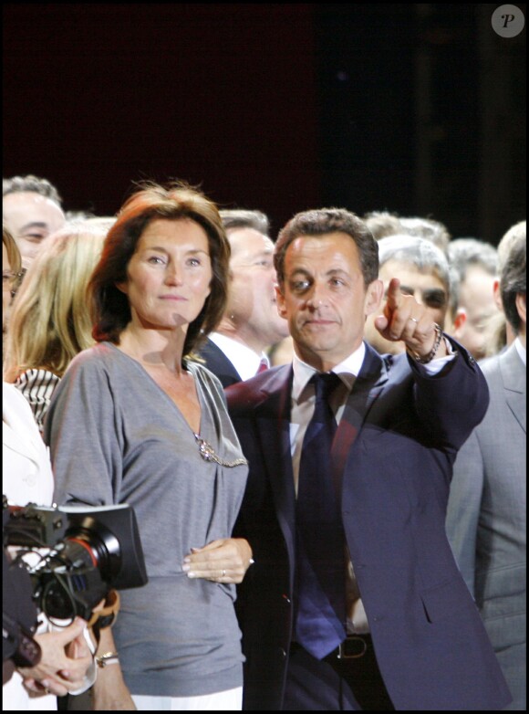 Le soir de la victoire de Nicolas Sarkozy, Cécilia Attias est encore à ses côtés pour les célébrations place de la Concorde, le 6 mai 2007.