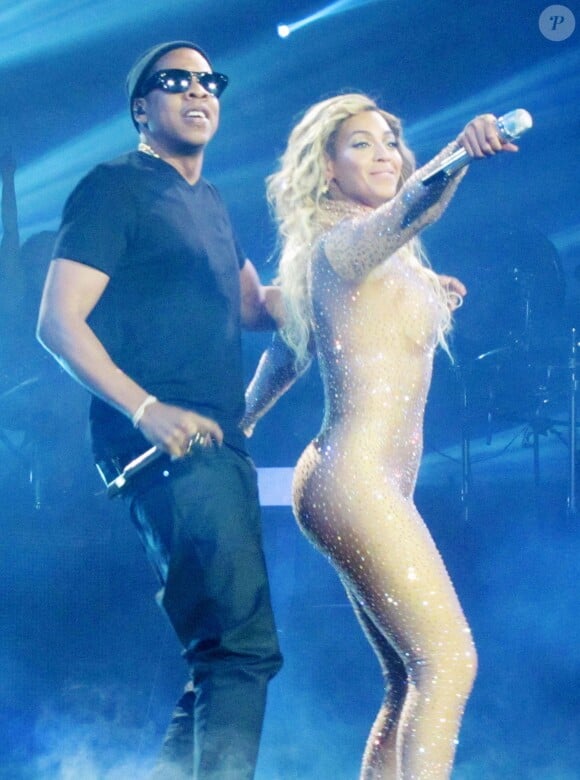 Beyoncé sur la scène de l'O2 Arena à Londres dans le cadre de sa tournée Mrs Carter World Tour. Ici, elle chante Drunk in Love avec son époux Jay-Z Mars 2014