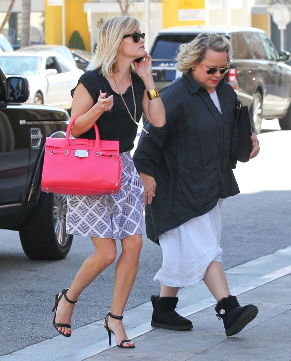 Reese Witherspoon est allée déjeuner avec sa mère Betty à Beverly Hills, le 19 mars 2014.