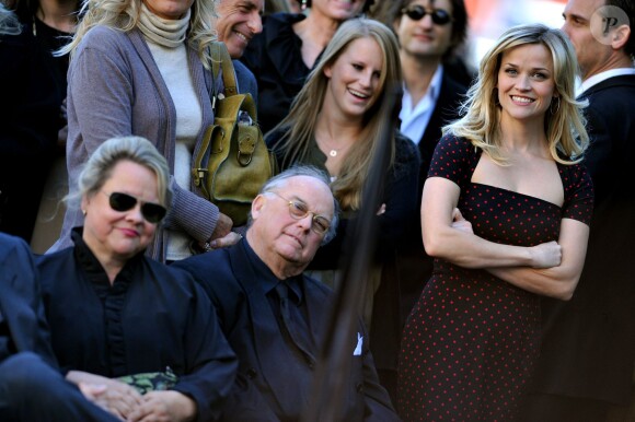 Reese Witherspoon, à côté de sa mère et de son père, sur le Hollywood Walk of Fame à Los Angeles, le 1er décembre 2010.