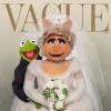 Kermit la grenouille et sa fiancée Miss Piggy, en couverture du (faux) magazine Vague.