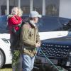 Autumn Phillips, avec Savannah dans les bras, et son mari Peter Phillips avec leur chien lors de la compétition hippique Land Rover Horse Trials à Gatcombe le 23 mars 2014